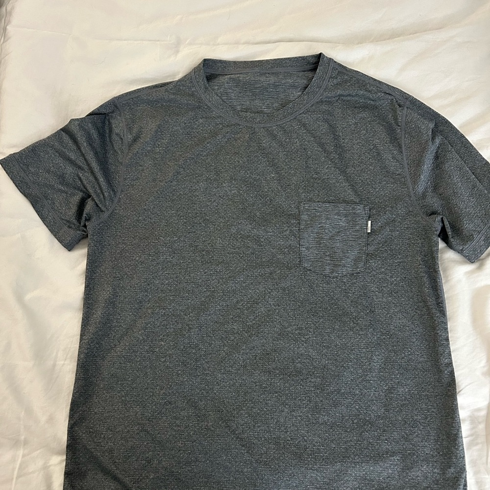 Vuori men’s grey tradewind performance shirt large